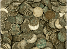 大量の50銭銀貨やその他古銭類