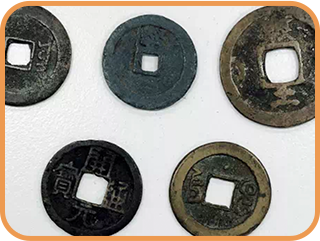 くすんだ古い硬貨