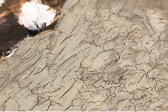 ヒビ割れがある