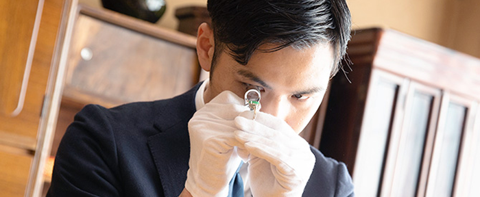 鑑定している人