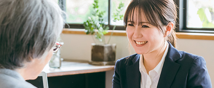 鑑定している人