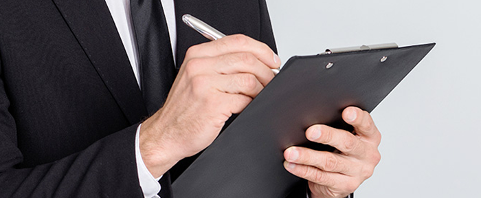 鑑定している人