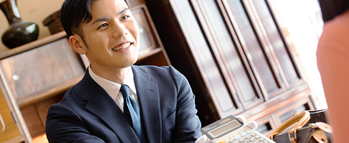 鑑定している人