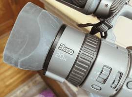 SONY：ビデオカメラ／FUJIFILM：交換レンズ付きボディなど2点