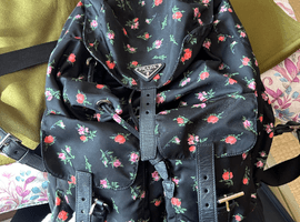 PRADA / ロゴ三角プレート リュックサック 花柄 / 1BZ811 / 状態ランク：ABなど2点