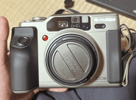 FUJIFILM：GA645Zi Professional シルバー／OLYMPUS：交換レンズ付きボディなど6点