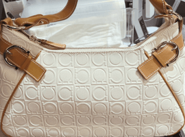 Salvatore Ferragamo:ガンチーニ型押し セミショルダーバッグなど8点