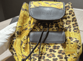 GianniVersace:サンバースト レオパード×バロック柄 ミニリュックなど3点