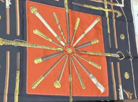 スカーフ：HERMES／CANNES et POMMEAUXなど3点