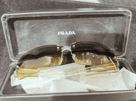 PRADA:ラップアラウンド サングラスなど4点