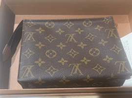 LOUIS VUITTON ：モノグラムポッシュトワレットなど4点