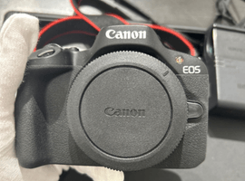 ミラーレス一眼カメラ／Canon：EOS R50 ブラックなど4点
