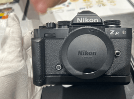 ミラーレス一眼カメラ／Nikon：Z fc ボディ ブラックなど4点