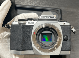 デジタルカメラ／OLYMPUS：OM-D E-M10 ボディ シルバーなど3点
