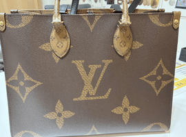 LOUIS VUITTON ：モノグラムオンザゴー MMなど3点