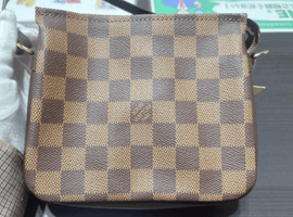 LOUIS VUITTON ：ダミエトゥルース メイクアップなど3点