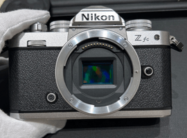 デジタル一眼レフカメラ／Nikon：Z fc ボディ シルバーなど4点（静岡県掛川市よりご来店・店頭買取）｜カメラの高価買取なら【バイセル】