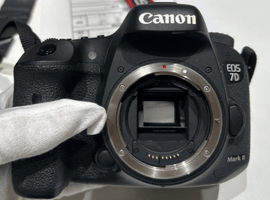 デジタル一眼レフカメラ／Canon：EOS 7D Mark II ボディなど4点
