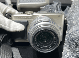 デジタルカメラ／OLYMPUS：PEN Lite E-PL5 レンズキット シルバーなど3点