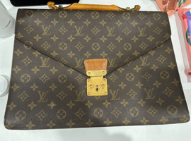 LOUIS VUITTON ：ダミエセルヴィエットコンセイエなど4点
