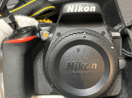 デジタル一眼レフカメラ／Nikon：D5600 ボディなど4点