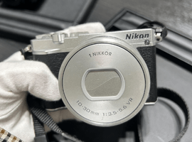 デジタルカメラ／Nikon：1 J5 標準パワーズームレンズキット シルバーなど4点