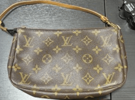 LOUIS VUITTON ：モノグラムポシェットアクセソワール 旧型など3点（奈良県奈良市よりご来店・店頭買取）｜ブランド品の高価買取なら【バイセル】