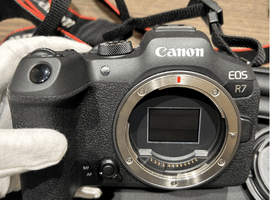 デジタルカメラ／Canon：EOS R7 ボディなど3点