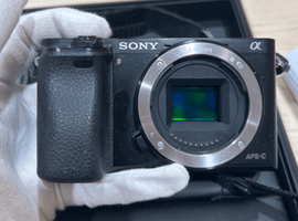 デジタルカメラ／SONY：α6000 ボディ ILCE-6000 B ブラックなど3点