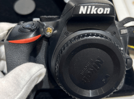 デジタル一眼レフカメラ/Nikon:D5600 ボディなど3点