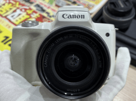 Canon ミラーレス一眼 ホワイト EF-M 15-45mm ミラーレス一眼カメラ／Canon：EOS Kiss M ホワイト + EF-M 15-45mm F3