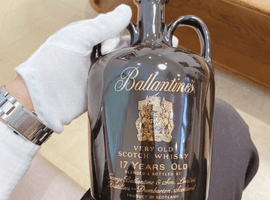 ウイスキー：Ballantines（17年 陶器 黒）／ウイスキー：Johnnie Walker（クエスト）など4点