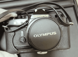 OLYMPUS：交換レンズ付きボディ／OLYMPUS：ボディなど3点