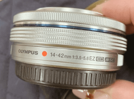 OLYMPUS：レンズ／OLYMPUS：交換レンズ付きボディなど2点