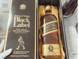 ウイスキー：Johnnie Walker（ブラックラベル エクストラスペシャル 黒金キャップ）／ブランデー：Hennessy（XO 金キャップ グリーンボトル	）など2点
