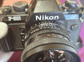 Nikon：交換レンズ付きボディ／Canon：レンズなど3点