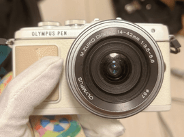 OLYMPUS：PEN Lite E-PL7 14-42mm EZキット ホワイト／OLYMPUS：M.ZUIKO DIGITAL 40-150mm 1:4-5.6 ED MSC シルバーなど2点