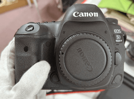 Canon：EOS 5D Mark IV ボディなど3点