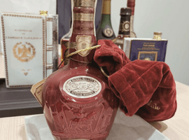 ウイスキー：CHIVAS BROTHERS（ロイヤルサルート 21年 赤 陶器）／ブランデー：CAMUS（スペシャルリザーブ ブック ゴッホ ガジェ博士）など4点