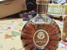ブランデー：REMY MARTIN（セントー XO クリアボトル）／ウイスキー：CHIVAS BROTHERS（シーバスリーガル 12年）など4点