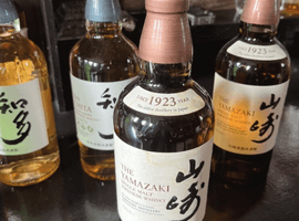 ウイスキー：Suntory（山崎 シングルモルト ジャパニーズ）など2点