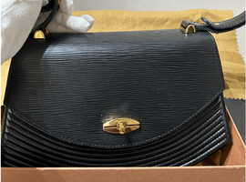 LOUIS VUITTON / エピ /  ティルシット / M52482 / 状態ランク：Bなど3点(東京都大田区よりご来店・店頭買取）｜ブランド品の高価買取なら【バイセル】