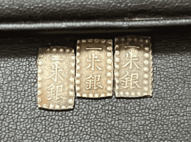 一朱銀／1ドル硬貨／など