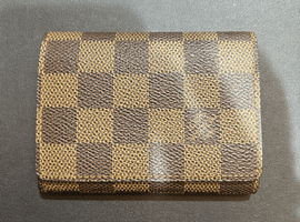 有楽町交通会館店をご利用いただいたお客様よりLOUIS VUITTON / ダミエ / アンヴェロップカルトドゥヴィジット / N62920 / 状態ランク：Bなどの買取のご依頼をいただきました。バイセルの査定士はお品物の専門知識に精通しています。高く買い取ってもらえてよかったと喜ばれていました。(買取日:2025/11/12)