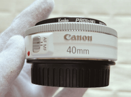 Canon：EF 40mm F2.8 STM ホワイト／Canon：EOS Kiss X7 ボディ ホワイト＋EF-S 18-55mm F3.5-5.6 IS STM ホワイトなど2点