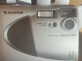 FUJIFILM：ファインピックス 1300 FINEPIX／MINOLTA：交換レンズ付きボディなど4点