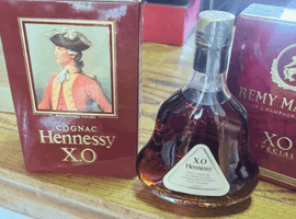 ウイスキー：Hennessy（XO 金キャップ クリアボトル 350ml）／ブランデー：REMY MARTIN（XOスペシャル 現行クリアボトル）など4点