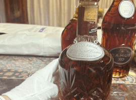 ウイスキー：CHIVAS BROTHERS（シーバスリーガル 25年 チェアマンズ リザーブ）／ブランデー：CAMUS（XO ロングネック）など3点