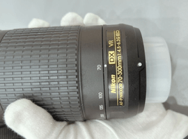 Nikon：AF-P DX NIKKOR 70-300mm F4.5-6.3G ED VR／Nikon：D5600 ボディなど3点