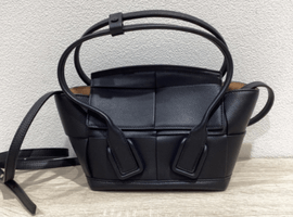 BOTTEGA VENETA / ミニ ザ アルコ / 600606 / 状態ランク：ABなど11点